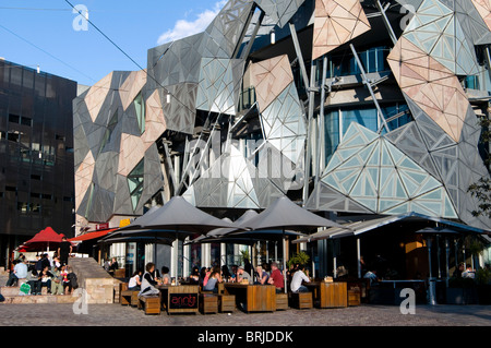 Federation Square Szene, Melbourne CBD, Victoria, Australien Stockfoto