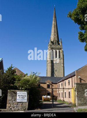 Der Turm der St. Stephens Kirche auf Brunel Terrasse, Cruddas Park, Newcastle. Stockfoto