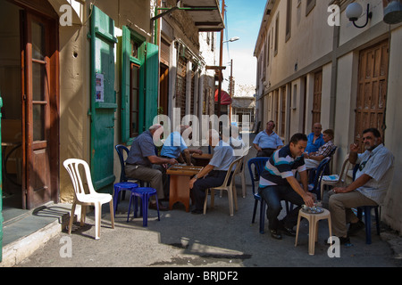 Einheimische Männer trinken Kaffee und spielen Backgammon im Dorf Lefkara, Zypern Stockfoto