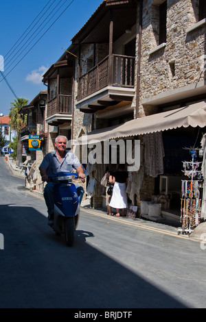 Mann auf Roller in das Dorf Lefkara, bekannt für seine außergewöhnliche Spitze, Stickerei und Silber Kunsthandwerk Stockfoto
