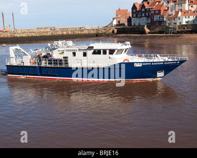 North Eastern Guardian Lll Fischerei Patrouille Schiff betreten Whitby Hafen mit seinen Mast gesenkt, um die Brücke zu löschen Stockfoto