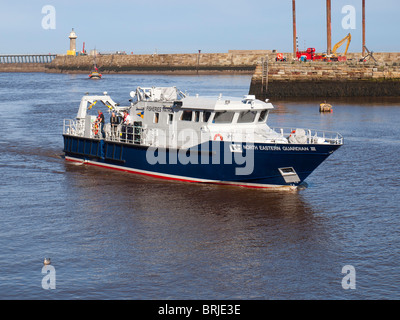 North Eastern Guardian Lll Fischerei Patrouille Schiff betreten Whitby Hafen mit seinen Mast gesenkt, um die Brücke zu löschen Stockfoto