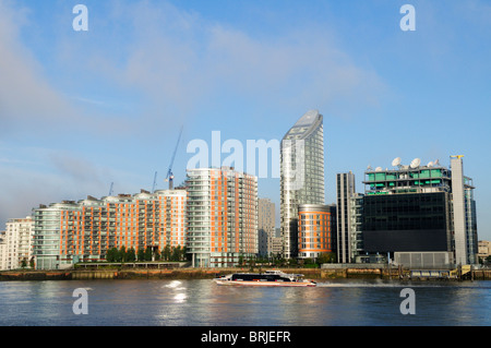 Ein Thames Clippers Riverbus vorbei high-Rise Bürohaus auf der Isle of Dogs, Docklands, London, England, UK Stockfoto