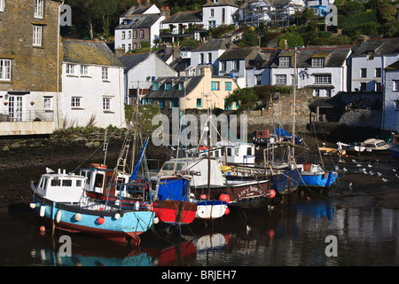 Angelboote/Fischerboote ankern in Polperro, Cornwall, England Stockfoto