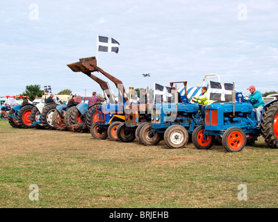 Traktor fahren Anzeige auf landwirtschaftlich geprägtes Land, Cornwall, UK Stockfoto