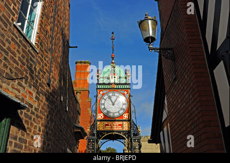 Die berühmten alten viktorianischen Eastgate Clock auf dem römischen Mauer im Stadtzentrum von Chester UK im Jahre 1897 erbaut Stockfoto