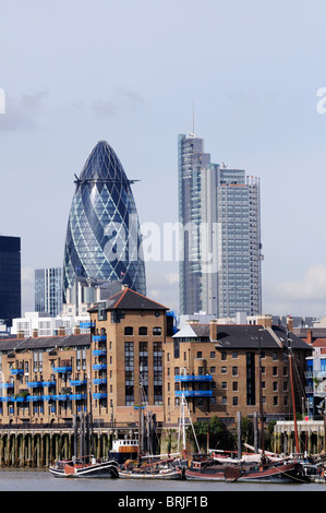 Die Gurke, 30 St Mary Axe und Heron Tower Wolkenkratzer gesehen von der Thames Path in Bermondsey, London, England, UK Stockfoto