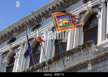 Venezianische Flagge am Palazzo Corner della Ca'Granda am Canale Grande (San Marco, 2662), Venedig, Italien Stockfoto