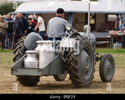 Traktor mit Milchkannen auf dem Rücken auf eine landwirtschaftliche Messe, Devon, UK Stockfoto