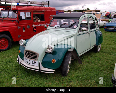 Citroen 2cv auf dem Display an Land zeigen, Cornwall, UK Stockfoto