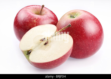 Roter Apfel und eine Hälfte von Apple. Isoliert auf weißem Hintergrund. Stockfoto