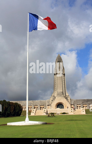 Das Beinhaus von Douaumont steht ein Denkmal mit den sterblichen Überresten von gefallenen in der Schlacht von Verdun WWI, Meuse, Frankreich. Stockfoto