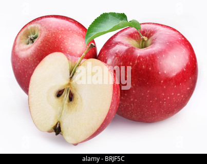 Zwei Reife rote Äpfel und die Hälfte des Apfels. Isoliert auf weißem Hintergrund. Stockfoto