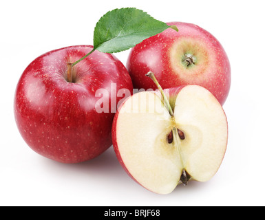 Zwei roten Apfel und die Hälfte der roten Apfel isoliert auf weißem Hintergrund. Stockfoto