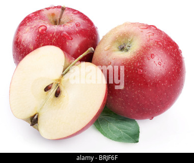 Zwei rote Apfel mit Blatt und die Hälfte der Apfel isoliert auf weißem Hintergrund. Stockfoto