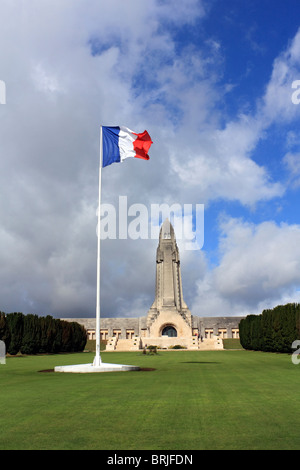 Das Beinhaus von Douaumont steht ein Denkmal mit den sterblichen Überresten von gefallenen in der Schlacht von Verdun WWI, Meuse, Frankreich. Stockfoto