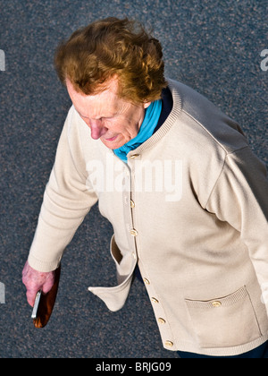 Draufsicht der Reifen / mittleren Alters Frau zu Fuß unterwegs - Frankreich. Stockfoto