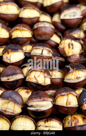 Kastanien Kastanien gebraten auf Grill Detail closeup Stockfoto