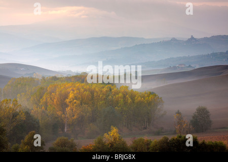 Ein Nebel gehüllten Mt Amiata erhebt sich über einem nebligen Tal in der Nähe von San Quirico D'Orcia in Toskana, Italien. Stockfoto