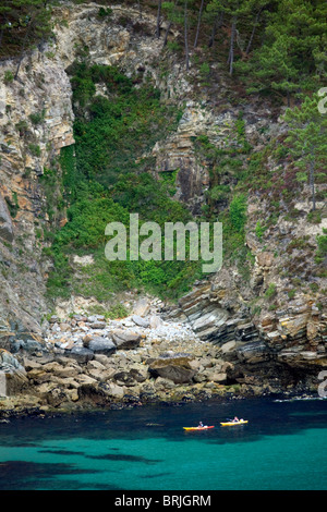 Kanu, Kajak auf dem Meer Iroise-Wasser, im Sommer (Bretagne). Randonnée de Kanu-Kajak Sur la Mer d'Iroise, En Été (Frankreich). Stockfoto