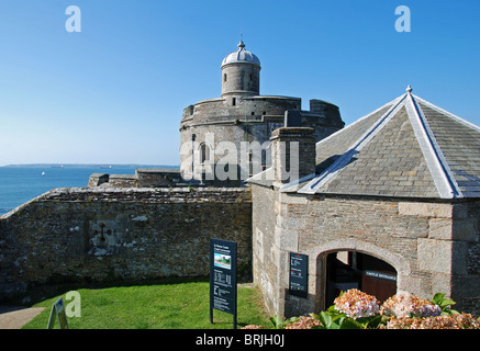 St. Mawes Castle mit Blick auf Falmouth Bay in Cornwall, Großbritannien Stockfoto