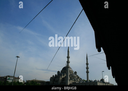 17. Mai 2007. Die Leute Fischen von der Galata-Brücke in Istanbul, Türkei, mit der Yeni-Moschee im Hintergrund. Stockfoto