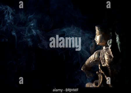 Tanz Lord Shiva Statue, Nataraja mit Weihrauch Rauch auf schwarzem Hintergrund. Indien Stockfoto