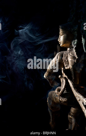 Tanz Lord Shiva Statue, Nataraja mit Weihrauch Rauch auf schwarzem Hintergrund. Indien Stockfoto