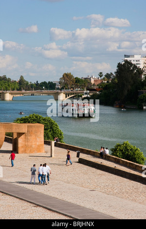 Menschen vor Ort zu Fuß entlang des Flusses in Sevilla, Spanien Stockfoto