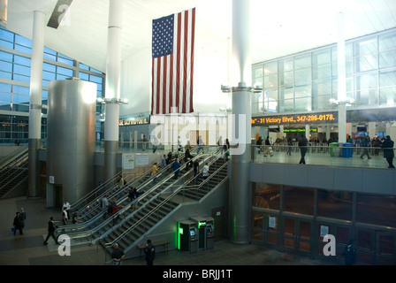 Innenraum der Staten Island Ferry terminal in New York City Manhattan Seite Stockfoto