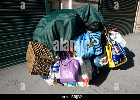 Einkaufswagen voller Besitz, Straße Bewohner angehören Stockfoto