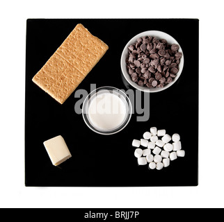 Zutaten für s' mores Trüffel Candy auf einer schwarzen Platte einschließlich Graham Cracker, Schokoladenstückchen und Mini marshmallows Stockfoto