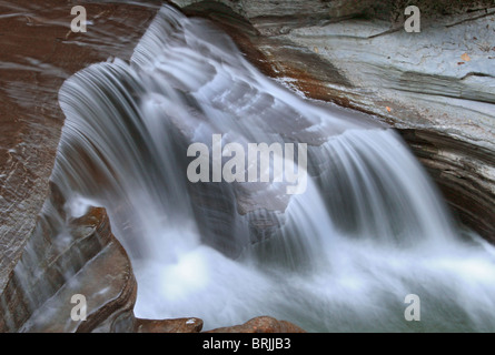 ein großer natürlicher Wasserfall über einen hohen Berg und in den Fluss fallen Stockfoto