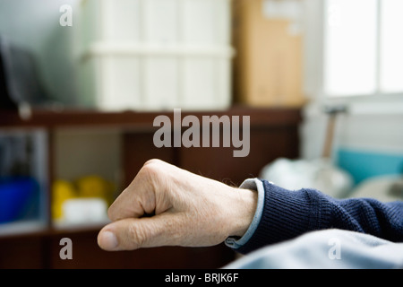 Mannes Hand eine Faust machen Stockfoto