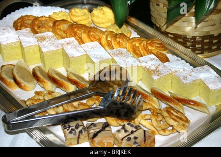 Mundgerechte Blätterteig Wüsten auf einem Tablett. Stockfoto