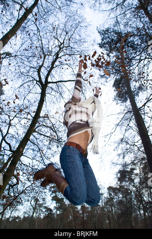 Frau in die Luft springen Stockfoto