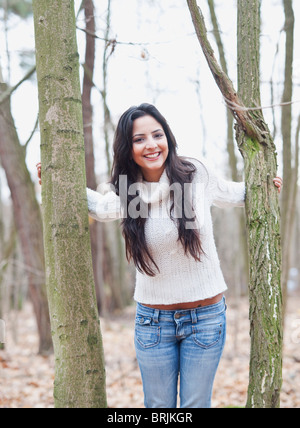 Porträt der Frau im Wald Stockfoto