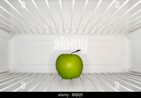 Einzigen Apfel auf Regal im Kühlschrank Stockfoto