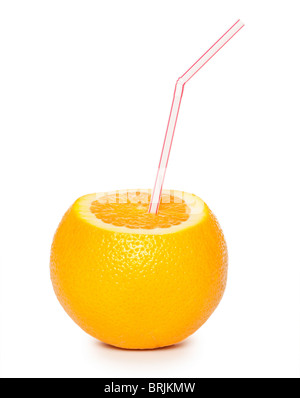 Orange mit Cocktail Stroh isoliert auf weißem Hintergrund Stockfoto