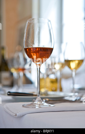 Gläser Wein auf Tisch Stockfoto