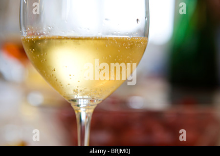 Tröpfchen Kondenswasser auf Glas gekühlten Weißwein Stockfoto