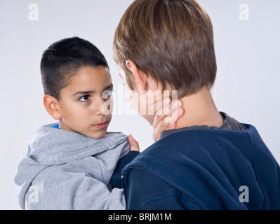 Jungen kämpfen Stockfoto