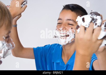 Jungen haben eine Essensschlacht Stockfoto