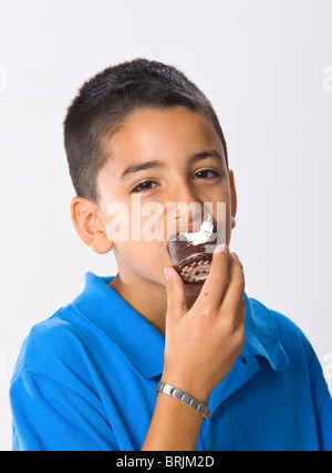 Porträt eines jungen Süßigkeiten essen Stockfoto