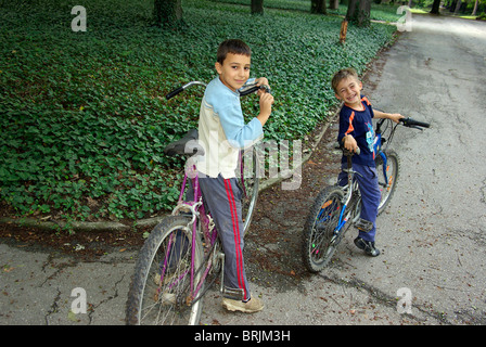 Kinder Reiten Fahrräder Stockfoto