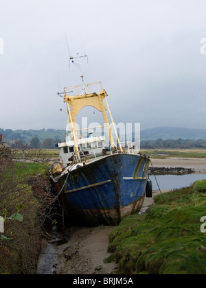 Angelboot/Fischerboot auf Grund bei Ebbe in der Mündung des Flusses Nith in Dumfriesshire, Schottland Stockfoto