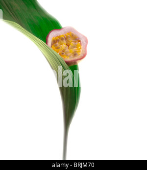 Frische Passionsfrucht halbe auf Blatt Stockfoto