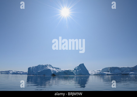 Sonne über Eisberg in Jakobshavn Gletscher, Disko-Bucht, Ilulissat, Grönland Stockfoto