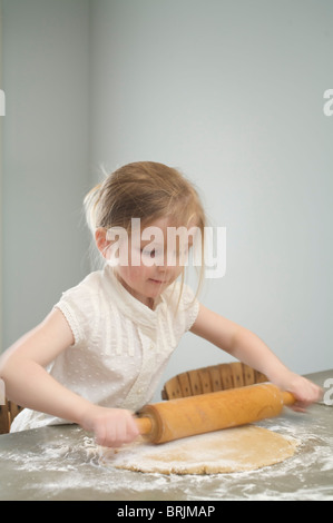 Kleine Mädchen Backen Weihnachtsplätzchen Stockfoto