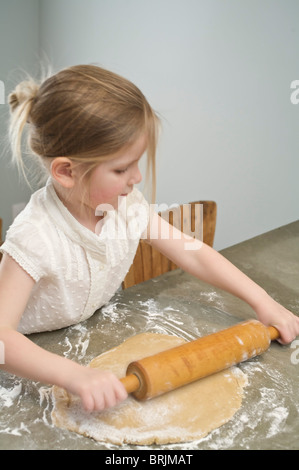 Kleine Mädchen Backen Weihnachtsplätzchen Stockfoto